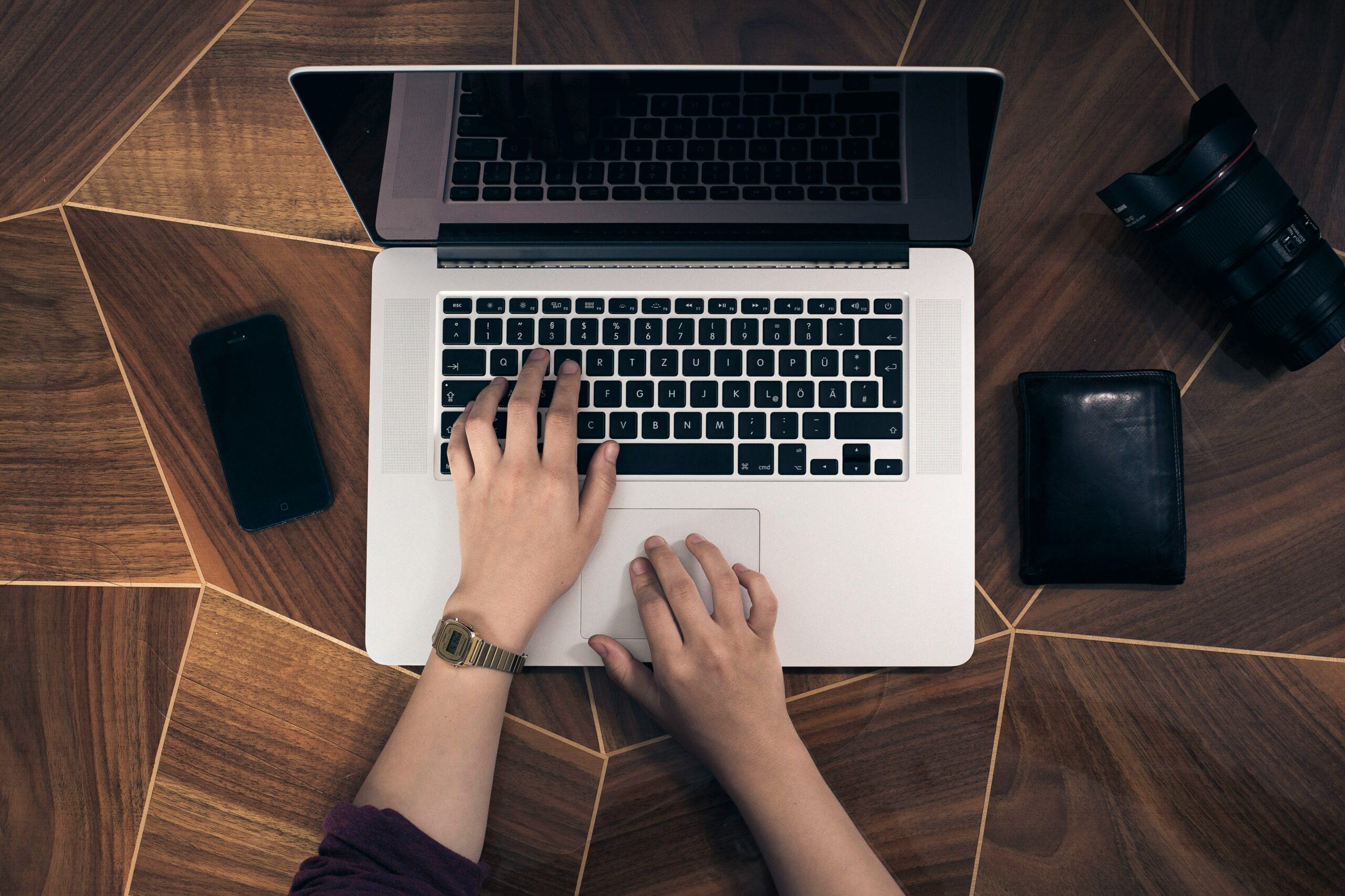 MacBook czy zwykły laptop? Jak wybrać idealny komputer dla siebie?